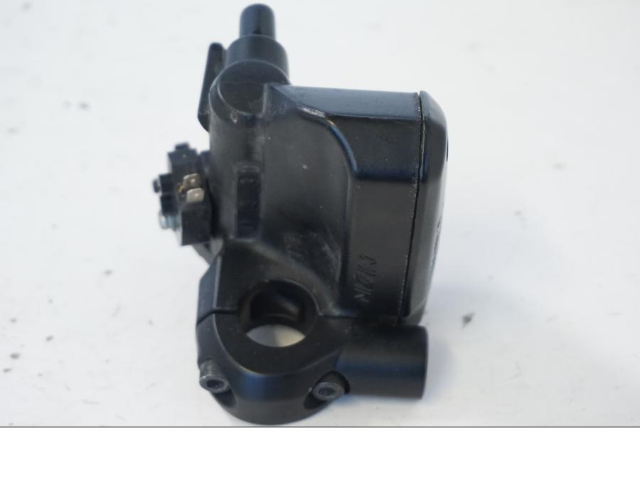 Snett uppifrån på Bromshuvudcylinder från en Kawasaki ER-6N -2012 motorcykel.