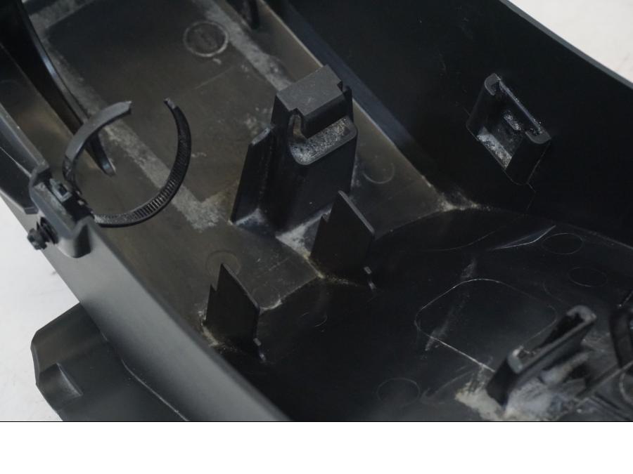 Vänster sida på Undertail från en Yamaha YZF R7 -2022 motorcykel.