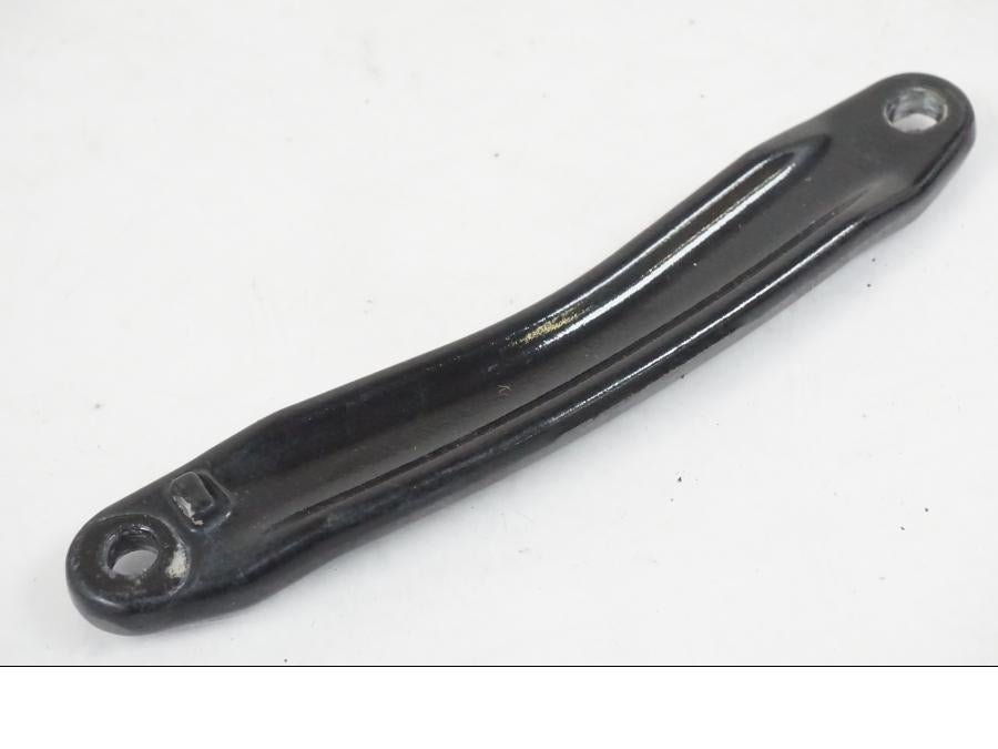 Framsidan på Fotpinnefäste inre från en KTM 390 Adventure -2021 motorcykel.