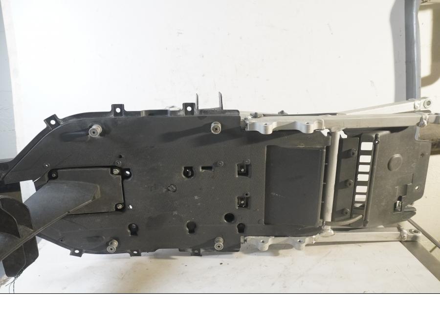 Snett uppifrån på Bakram från en Aprilia RSV 1000 -2008 motorcykel.