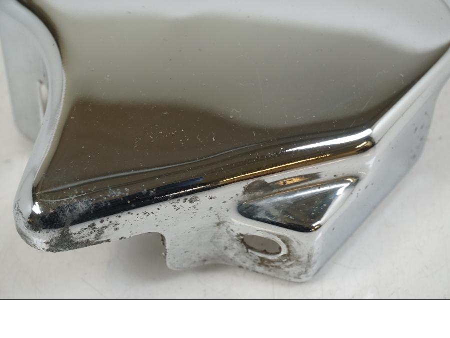 Baksidan på Bromsvätskebehållarkåpa från en Suzuki VS 1400 -1999 motorcykel.