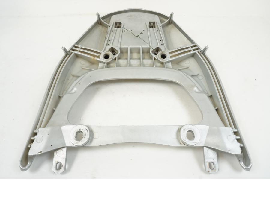 Snett nerifrån på Pakethållare från en Honda XL 1000 V -2008 motorcykel.