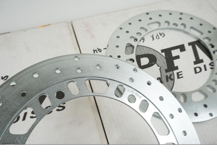 Vänster sida på Bromsskiva från en Kawasaki GPX 600 -1994 motorcykel.