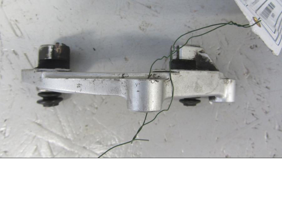 Baksidan på Bromsoksfäste från en Yamaha XVS 1100 -2002 motorcykel.