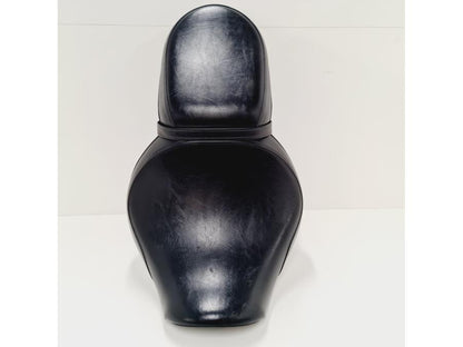 Höger sida på Sadel från en Kawasaki VN 900 -2007 motorcykel.