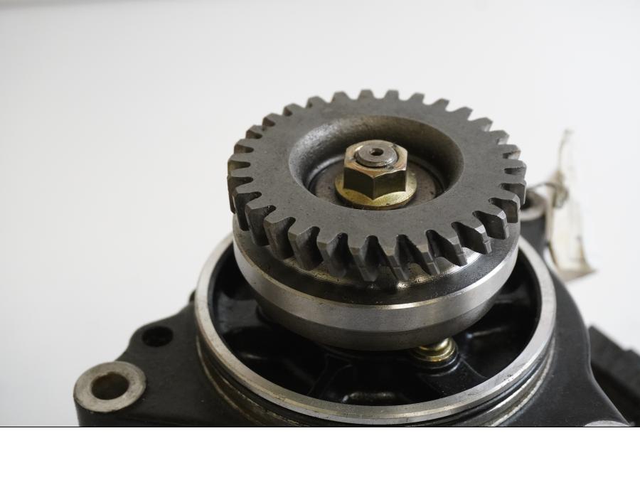 Baksidan på Generator från en Suzuki GSX-R 750 -1985 motorcykel.