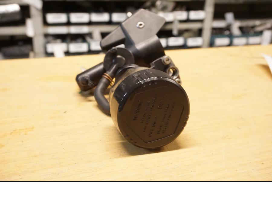 Baksidan på Bromshuvudcylinder från en BMW F 800 GS -2009 motorcykel.