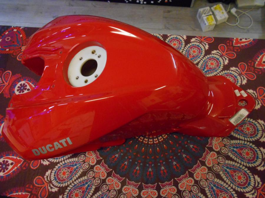 Framsidan på Bensintank från en Ducati Streetfighter 848 -2014 motorcykel.