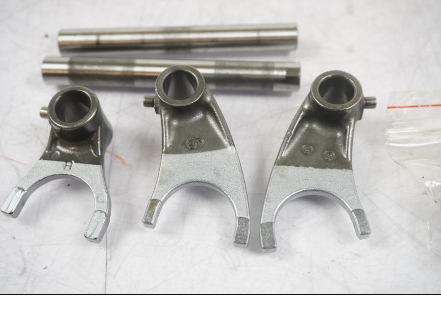 Baksidan på Växelgaffel från en KTM 125 Duke -2017 motorcykel.