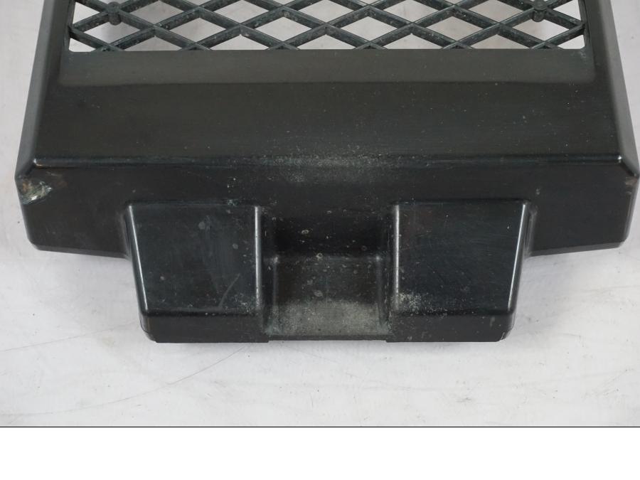 Baksidan på Vattenkylgaller från en Suzuki VL 800 -2002 motorcykel.