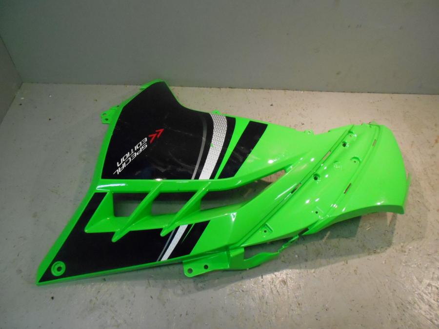 Framsidan på Sidkåpa från en Kawasaki Ninja 300 -2014 motorcykel.