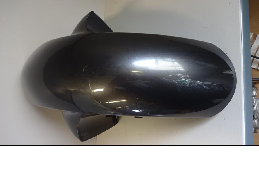 Höger sida på Framskärm från en Yamaha FZ1-SA -2008 motorcykel.