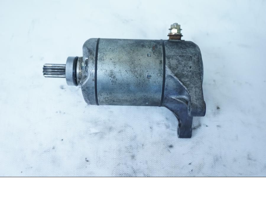 Baksidan på Startmotor från en Yamaha YZF 1000 R -1997 motorcykel.