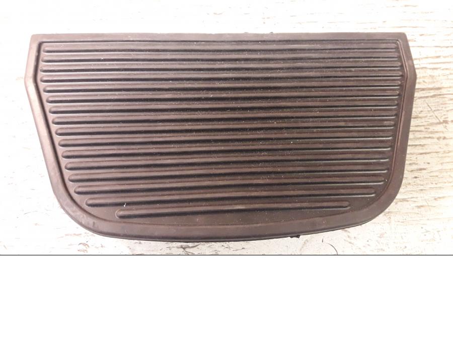 Framsidan på Fotplatta från en H-D Touring Ultra Classic FLHTCU/I -2008 motorcykel.