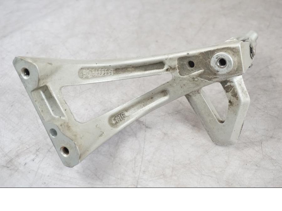 Vänster sida på Fotpinnefäste från en Triumph Tiger -2009 motorcykel.