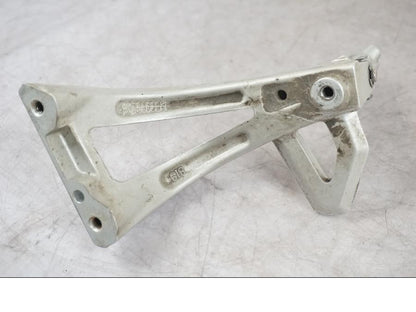 Vänster sida på Fotpinnefäste från en Triumph Tiger -2009 motorcykel.