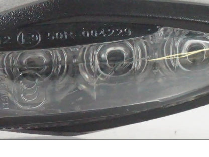 Snett nerifrån på Blinkers LED från en KTM 390 Adventure -2021 motorcykel.