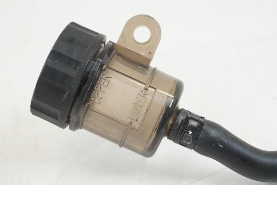 Vänster sida på Bromshuvudcylinder från en Triumph Speed Triple -2021 motorcykel.