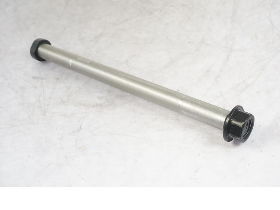 Framsidan på Axel från en KTM 1290 Super Adventure S -2022 motorcykel.