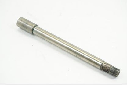 Baksidan på Axel från en Triumph Tiger 1200 -2018 motorcykel.