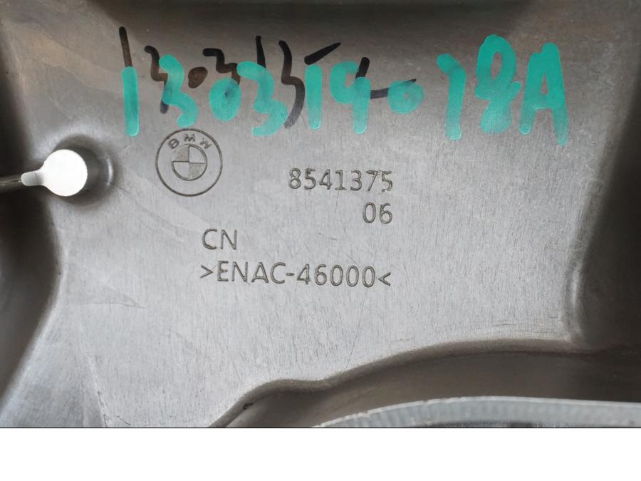 Snett nerifrån på Motorkåpa från en BMW R 1200 GS -2018 motorcykel.