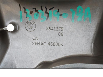 Snett nerifrån på Motorkåpa från en BMW R 1200 GS -2018 motorcykel.