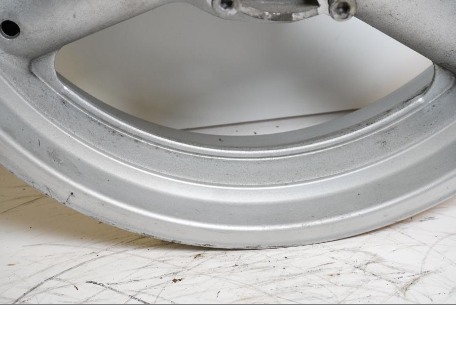 Höger sida på Fälg från en Suzuki SV 650 -2006 motorcykel.