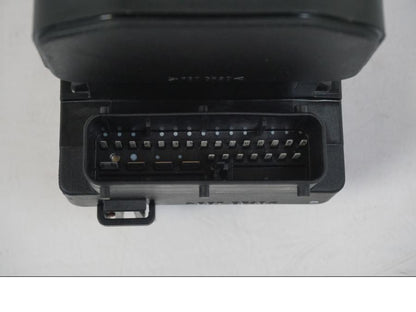 Snett nerifrån på ABS Modulator från en BMW F 650 CS -2002 motorcykel.