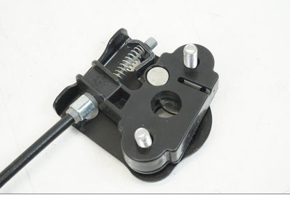 Vänster sida på Sadellåsmekanism från en Kawasaki NINJA 400 -2020 motorcykel.