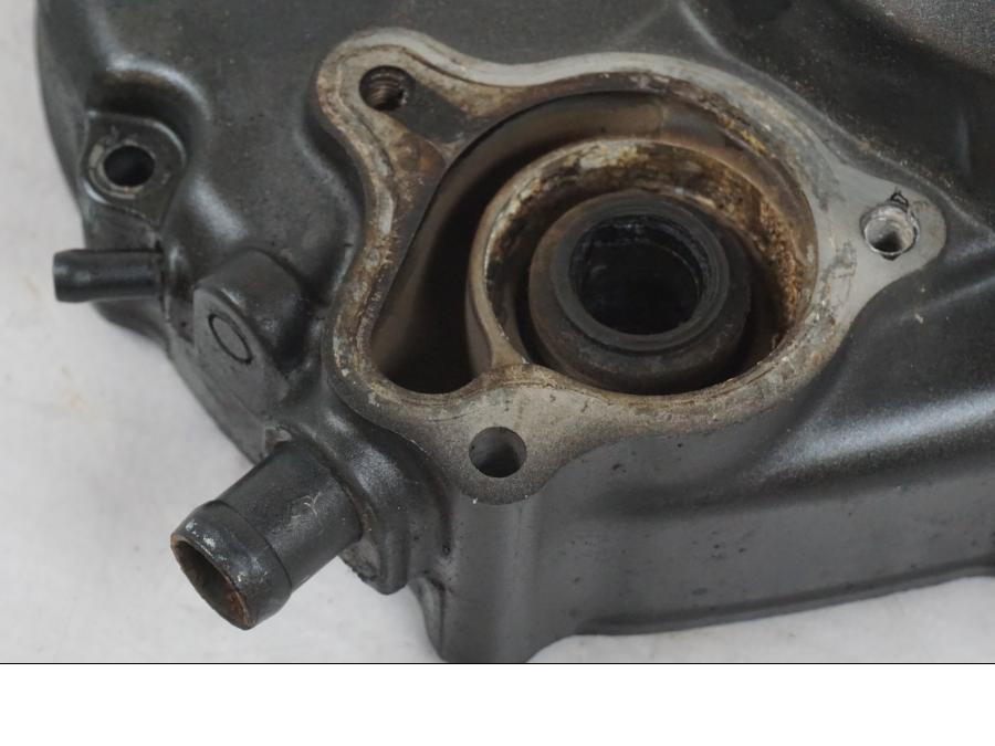 Snett nerifrån på Kopplingskåpa från en Honda CBR 125 R -2006 motorcykel.