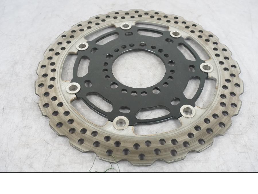 Framsidan på Bromsskiva från en Kawasaki Versys 1000 -2012 motorcykel.