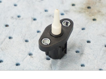 Höger sida på Luftburksensor från en Suzuki GSX-R 1000 -2008 motorcykel.