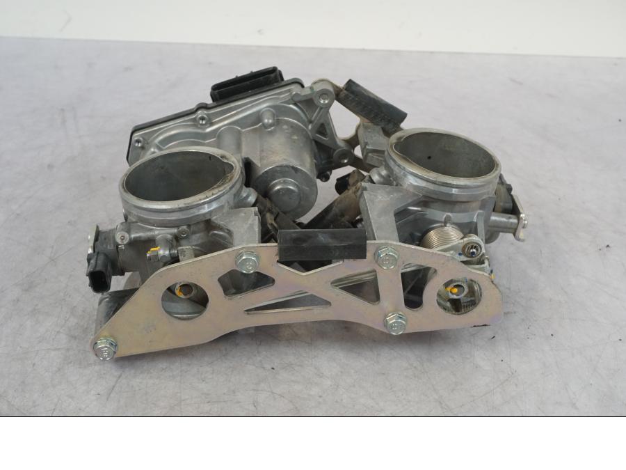 Snett nerifrån på Spjällhus från en KTM 1290 Super Adventure R -2018 motorcykel.