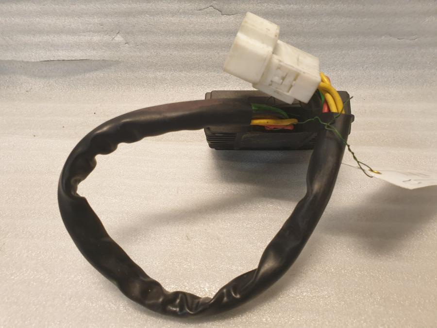 Vänster sida på Likriktare från en Honda CBR 900 RR -2003 motorcykel.