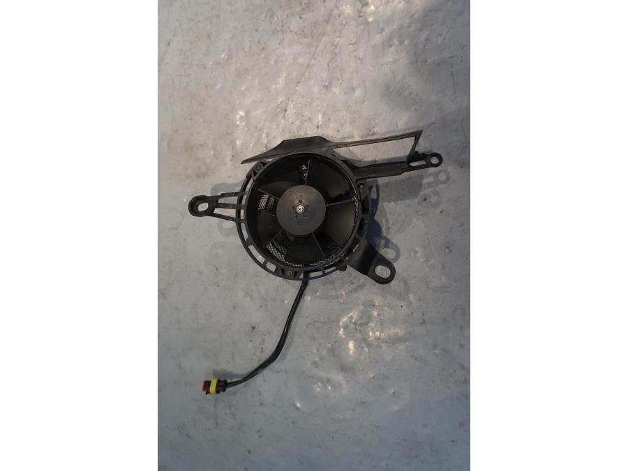 Baksidan på Vattenkylfläkt från en Ducati Diavel -2015 motorcykel.