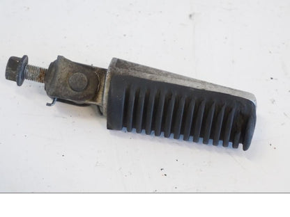 Vänster sida på Fotpinne från en Yamaha YZF 1000 R -1997 motorcykel.