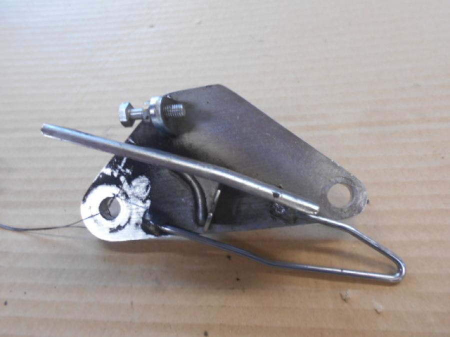 Baksidan på Fotpinnefäste från en Honda VT 1100 C -1995 motorcykel.