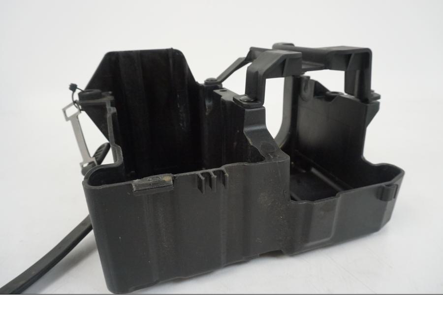 Baksidan på Batterihållare från en BMW F 650 CS -2002 motorcykel.