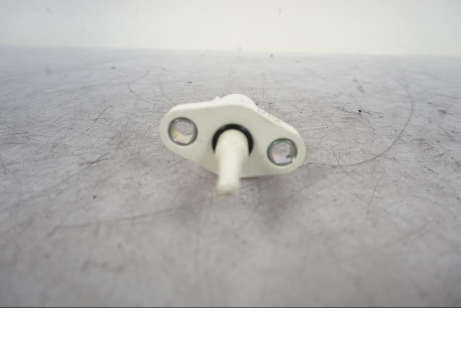 Baksidan på Luftburksensor från en KTM 1290 Super Duke R -2023 motorcykel.