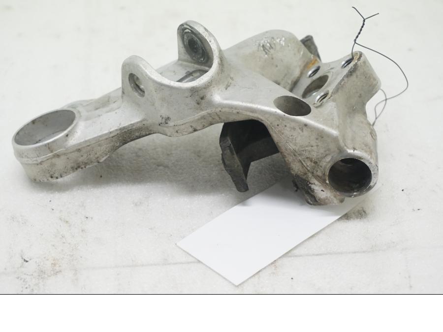 Framsidan på Fotpinnefäste från en KTM 690 SMCR -2016 motorcykel.