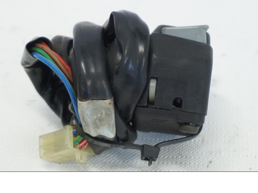 Snett uppifrån på Styrelreglage från en Yamaha TDM 850 -1998 motorcykel.