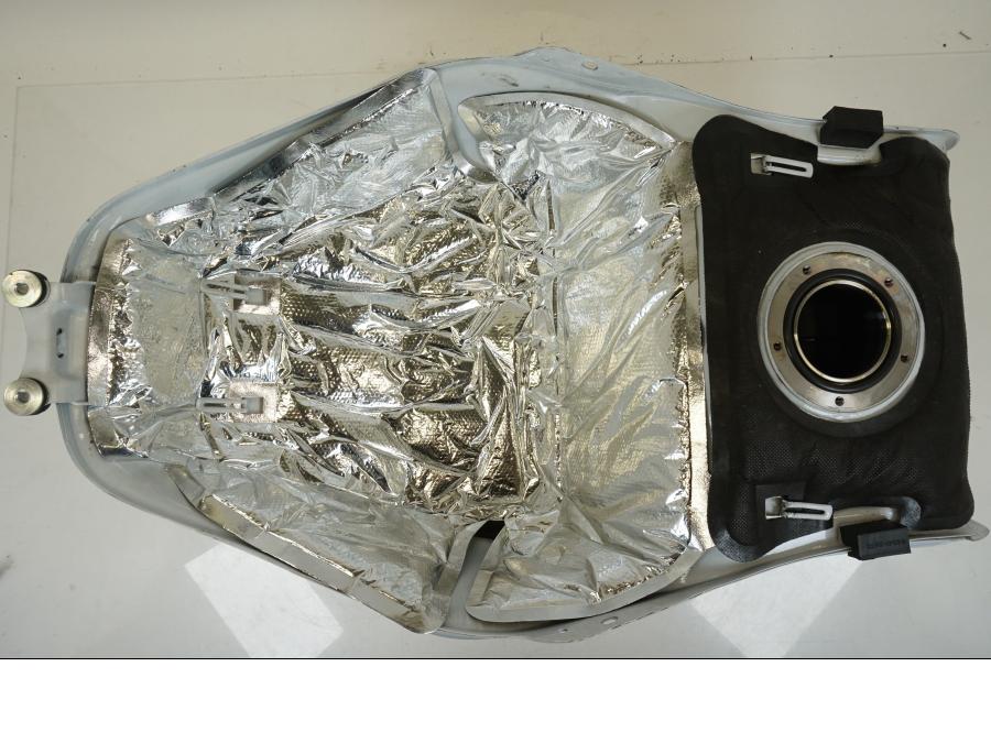 Extrabild4 på Bensintank från en Suzuki GSX 1300 R -2017 motorcykel.