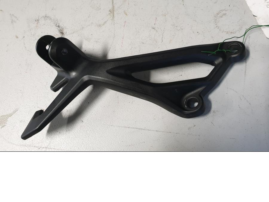 Baksidan på Fotpinnefäste från en Kawasaki Z 900 -2017 motorcykel.