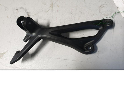 Baksidan på Fotpinnefäste från en Kawasaki Z 900 -2017 motorcykel.