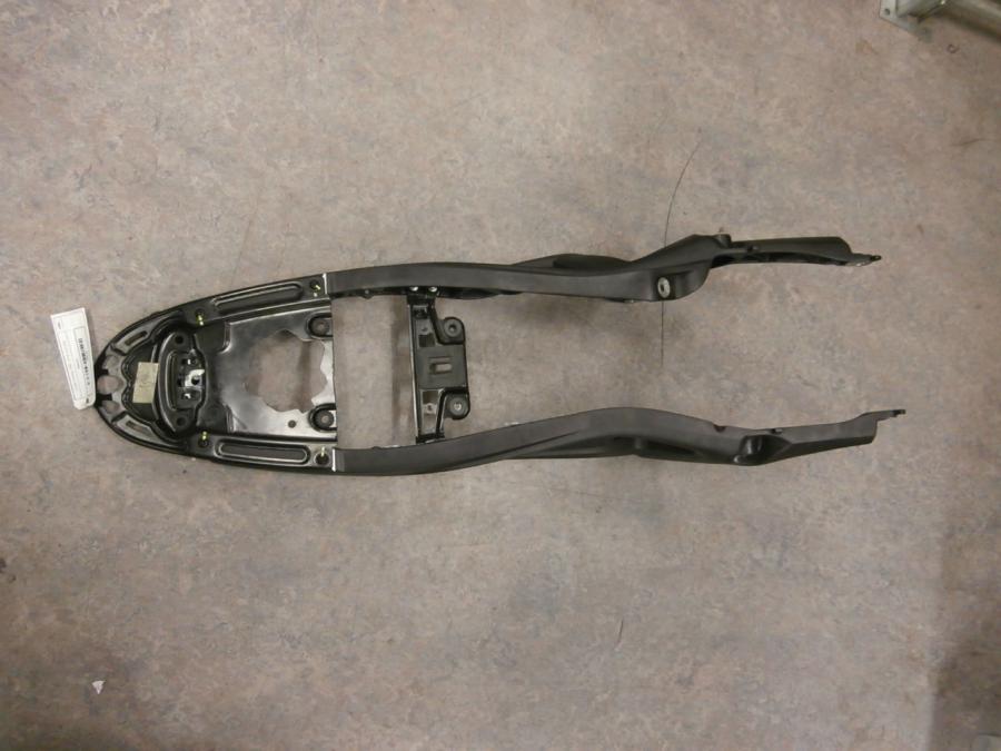 Höger sida på Bakram från en Ducati Monster 696 -2013 motorcykel.