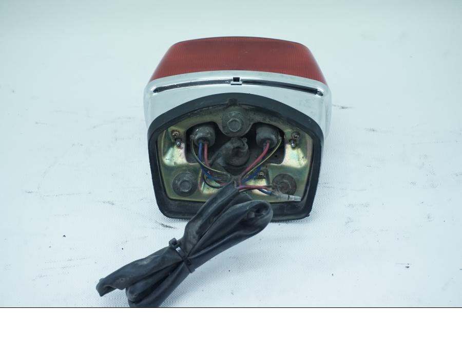 Vänster sida på Baklampa från en Kawasaki VN 1500 Classic Tourer -2001 motorcykel.