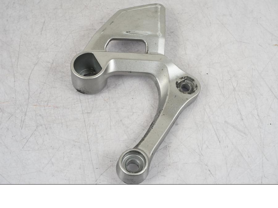 Framsidan på Fotpinnefäste från en Yamaha MT-09 SP -2018 motorcykel.