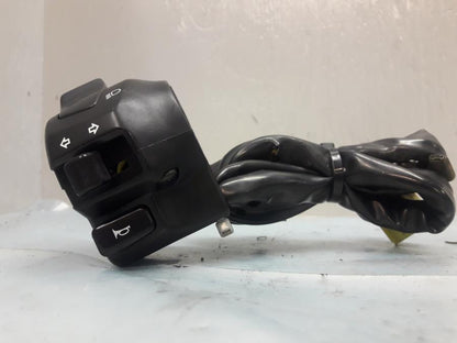 Framsidan på Styrelreglage från en Suzuki SV 1000 -2004 motorcykel.