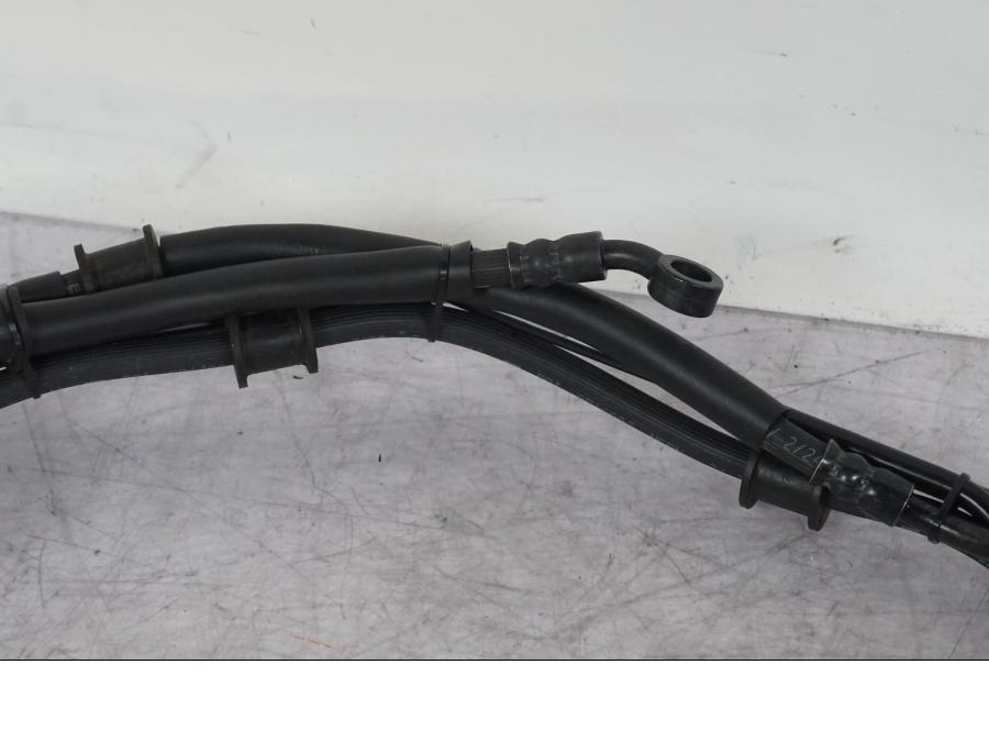 Snett nerifrån på Bromsledning från en Yamaha MT-09 -2024 motorcykel.