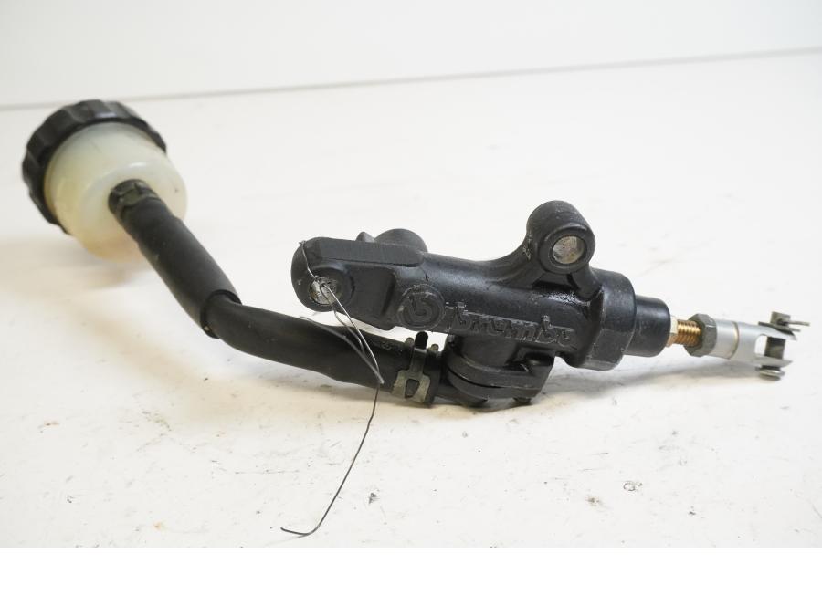 Framsidan på Bromshuvudcylinder från en Yamaha YZF R6 -2000 motorcykel.